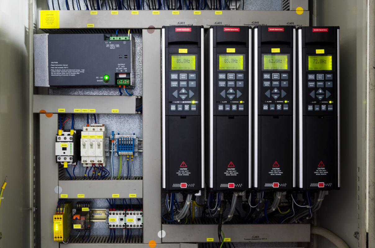 Variable speed drive inverter converter, unit for voltage stabilization in the production of mineral water